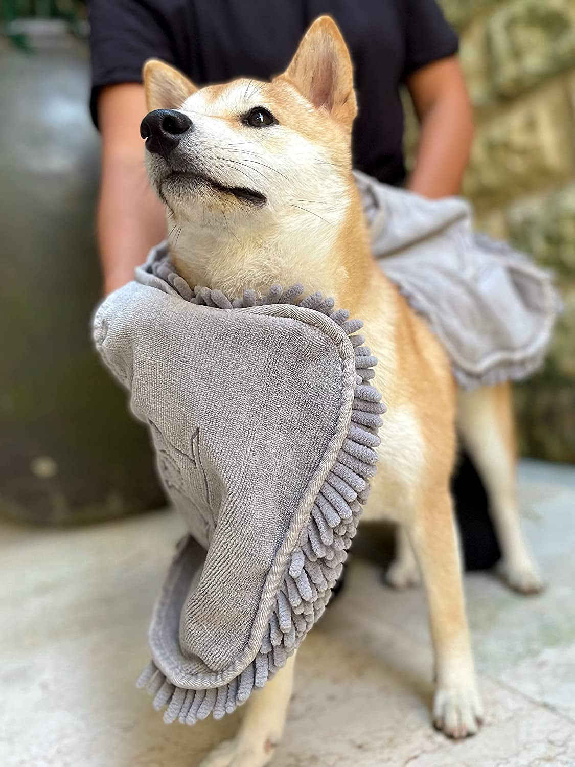 Ultra Absorbent Microfiber Dog Bath Towel - Extra Large 35x15 Size with Comfortable Hand Pockets, Ideal for Indoor and Outdoor Use, Durable and Machine Washable