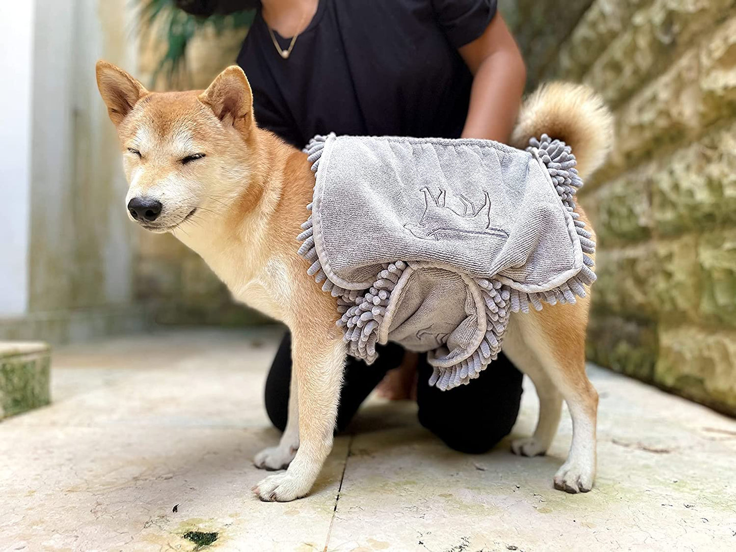 Ultra Absorbent Microfiber Dog Bath Towel - Extra Large 35x15 Size with Comfortable Hand Pockets, Ideal for Indoor and Outdoor Use, Durable and Machine Washable